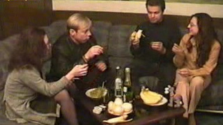 Две пьяные русские шлюхи развели парней на групповуху